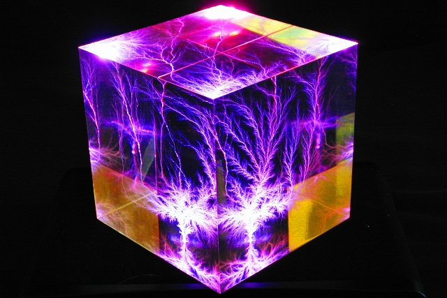 Куб с молнией внутри