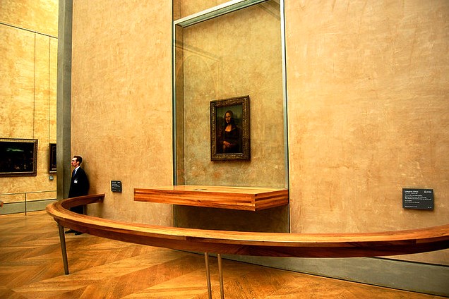 Мона Лиза за пуленепробиваемым акриловым стеклом в Лувре