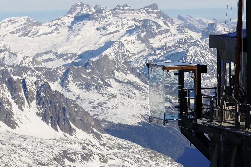 Прозрачная кабина на горной вершине в Альпах