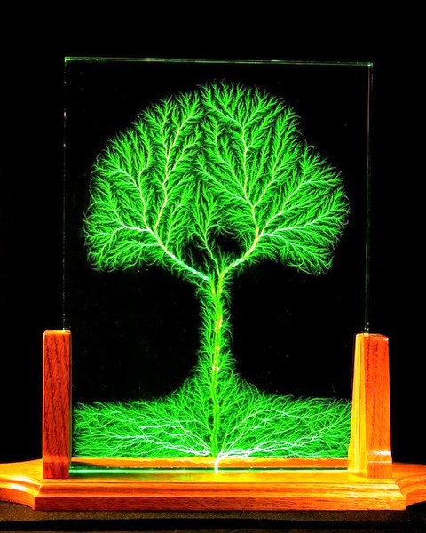 Электрическая скульптура -Дерево-