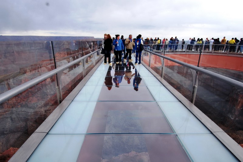Смотровая площадка с прозрачным полом Skywalk в Аризоне