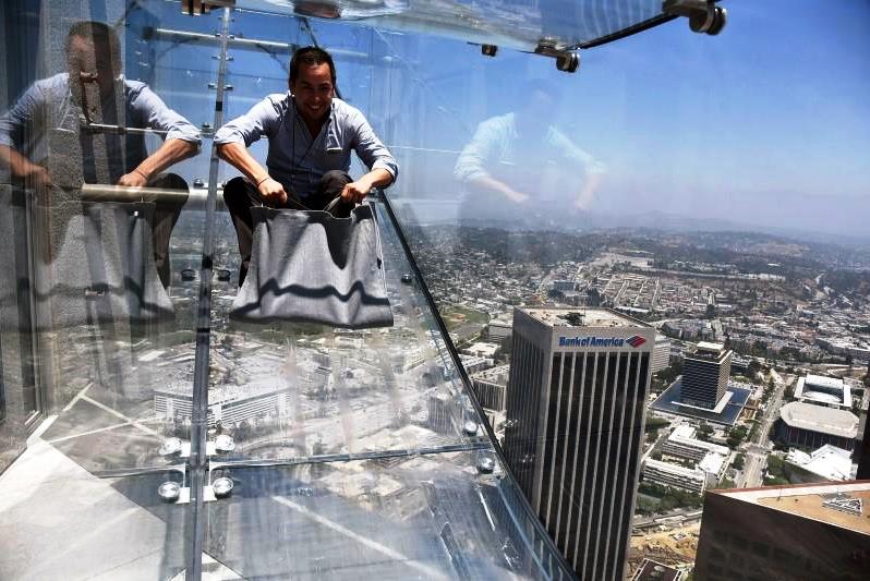 Прозрачная горка на вершине небоскреба в Лос-Анджелесе
